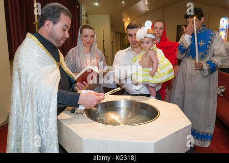 Cristiano che batte una ragazza nella chiesa armena di San Kevork a Houston, TX, USA Foto Stock