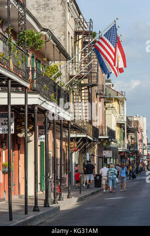 Vecchia casa coloniale con elementi in ferro battuto gallerie e bandiera americana sulle strade del quartiere francese decorato per il Mardi Gras Foto Stock