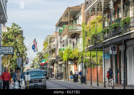 Vecchie case coloniali con elementi in ferro battuto gallerie per le strade del quartiere francese decorato per il Mardi Gras in New Orleans, Louisiana Foto Stock