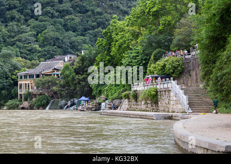 Pontile per barche di crociera in città turistica yangshuo sulle rive del fiume Li in Cina Foto Stock