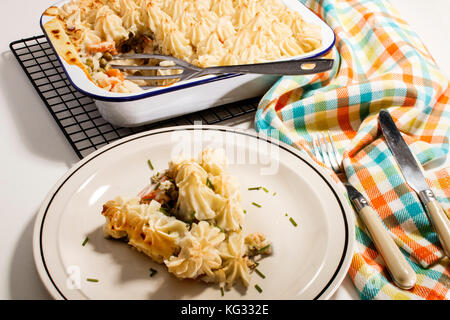 Home reso irlandese torta di pesce serviti su una piastra Foto Stock