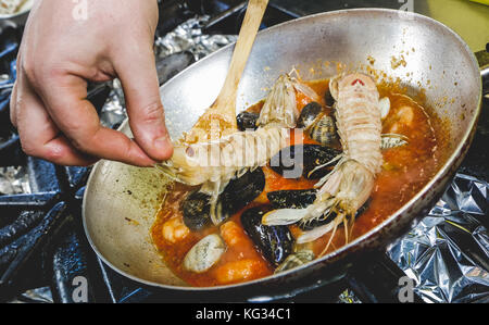 La preparazione di crostacei condimento per la pasta Foto Stock