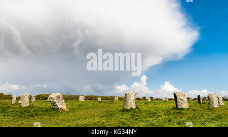 Merry maidens cerchio di pietra su un campo di erba con grandi nuvole in Cornovaglia, Inghilterra. Foto Stock