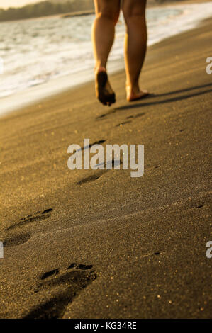 Belle impronte sulla spiaggia di Lombok Island in Indonesia Foto Stock