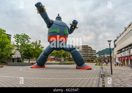 Kobe, Giappone - Giugno 5, 2015 : tetsujin-28-go statua fu costruito per commemorare il quindicesimo anniversario del grande terremoto di Hanshin (Kobe, Gennaio 17th, 1995). Foto Stock