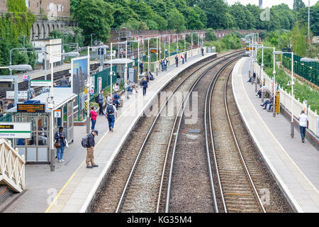 London, Regno Unito - 23 ottobre 2017 - west Brompton overground marciapiedi di stazione, con pendolari in attesa su piattaforme Foto Stock