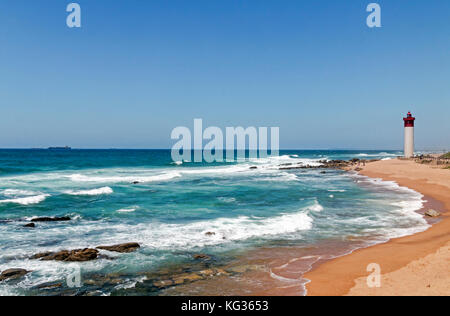 Marina costiera contro il bianco e il rosso faro e il cielo azzurro in umhlanga vicino a Durban, Sud Africa Foto Stock