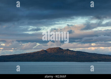 Rangitoto visto dal Monte Victoria a Devonport, Auckland, Nuova Zelanda Foto Stock