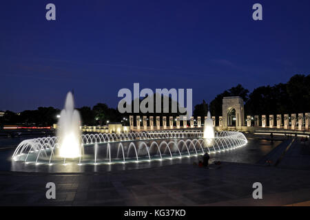 La Nazionale il Memoriale della Seconda Guerra Mondiale durante la notte, Washington DC, Stati Uniti d'America. Foto Stock