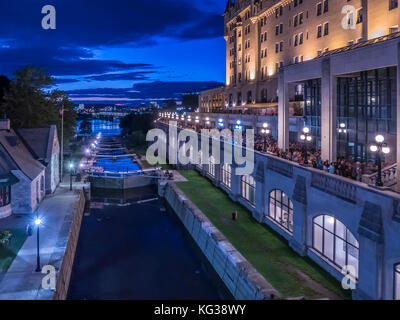 Canale Rideau accanto al Fairmont Chateau Laurier di notte, Ottawa, Ontario, Canada. Foto Stock