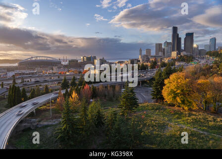 La skyline di Seattle e superstrada da rizal bridge Foto Stock