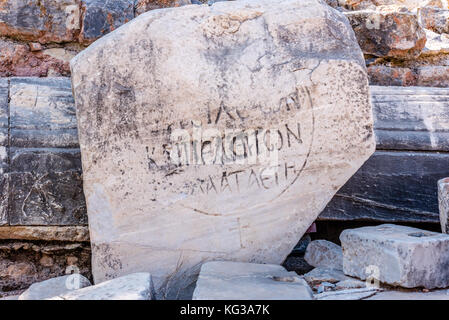 Antiche Scritture sulle rovine di marmo in Efeso storico della città antica, a selcuk,izmir, Turchia. Foto Stock