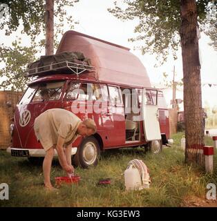 Una Volkswagen Doormobile Split-screen camper in uso durante il 1964 Fotografia di Tony Henshaw Foto Stock