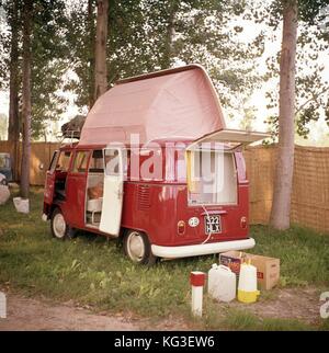 Una Volkswagen Doormobile Split-screen camper in uso durante il 1964 Fotografia di Tony Henshaw Foto Stock