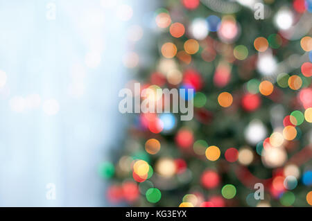 Bokeh di natale - Albero di natale con le luci Foto Stock