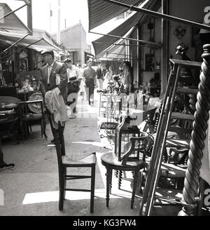 Degli anni Cinquanta, foto storiche, navigazione persone a platea in uno di Parigi il famoso 'marche aux puces', mercati delle pulci, dove l'antiquariato, mobili, dipinti, ninnoli e tutto il resto è vintage in vendita. Foto Stock