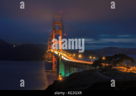 Golden Gate Bridge di notte visto da san francisco. Foto Stock