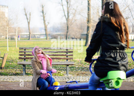 Due ragazzi appendere fuori al parco giochi Foto Stock