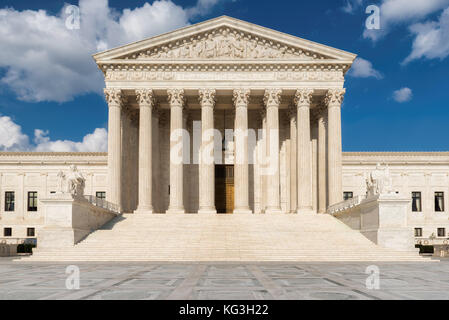 La Corte suprema degli Stati Uniti e di costruzione fontana nella giornata di sole a Washington dc, Stati Uniti d'America. Foto Stock