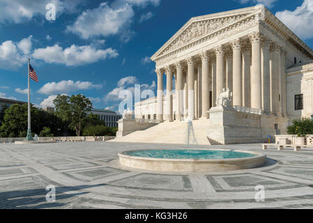 La Corte suprema degli Stati Uniti e di costruzione fontana nella giornata di sole a Washington DC, Stati Uniti d'America. Foto Stock