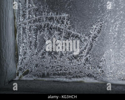 Magica e scintillante di fiocchi di neve in un vetro smerigliato. Foto Stock