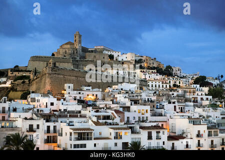 La città di Ibiza e la cattedrale di santa maria d'Eivissa, ibiza, isole Baleari, Spagna. Foto Stock