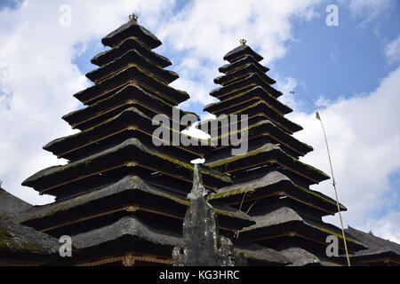 Pagode e tetti all'interno di pura besakih tempio indù di Bali, Indonesia Foto Stock