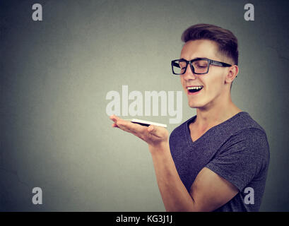 Il riconoscimento vocale concetto. Comunicazione vivavoce. l uomo utilizzando smart phone Foto Stock