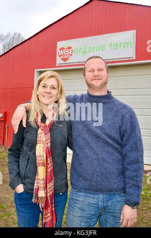 Donna agricoltore sul trattore con pollo al saggio acri azienda agricola biologica, un u-pick fragola agricoltura il funzionamento in indian trail, North Carolina, Stati Uniti d'America Foto Stock