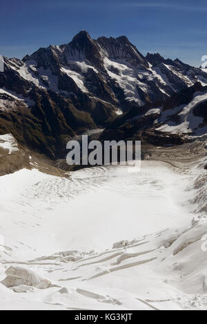 Il Ischmeergletscher e oltre, lo Schreckhorn, dalla stazione Eismeer, Jungfraubahn, Oberland Bernese, Svizzera Foto Stock