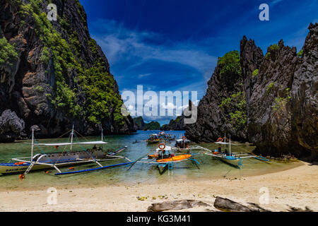 Asia filippine palawan el nido barche su una spiaggia a miniloc island, presso la laguna segreta, uno dei punti salienti di un tour a Foto Stock