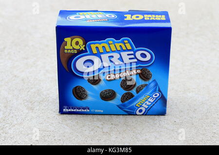 Oreo cookie cioccolato mini in una scatola isolata Foto Stock