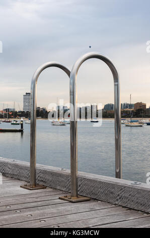 Un trattore pettinatura della sabbia presso la spiaggia di St Kilda, victoria, Australia. Foto Stock