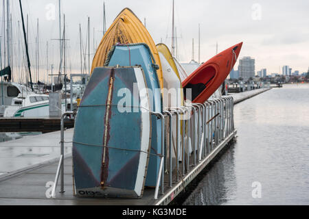 Barche e yacht situato nella marina presso la spiaggia di St Kilda, Victoria. Foto Stock