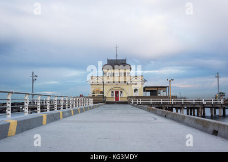 L'iconico st Kilda pier, con l'edificio alla fine del molo circondata da una marina. Foto Stock