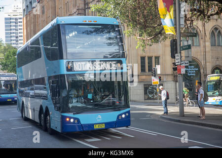 Double Decker autobus pubblici che viaggiano lungo york street nel centro di Sydney, Nuovo Galles del Sud, Australia Foto Stock