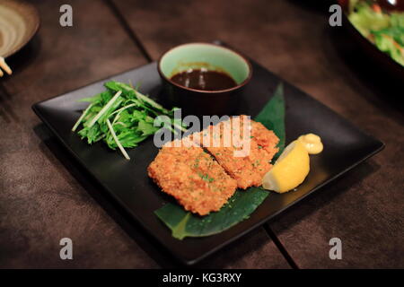 Tonkatsu, croccante maiale fritto, nel ristorante giapponese Foto Stock