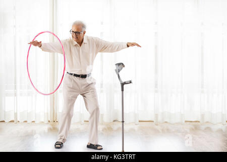 Senior uomo esercitando con hoopla hoop Foto Stock