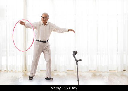 Senior uomo esercitando con hoopla hoop Foto Stock