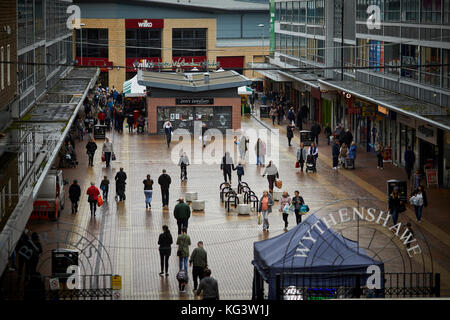 Esterno del Wythenshawe town center shopping parade su un panno scuro cupo giorno Foto Stock