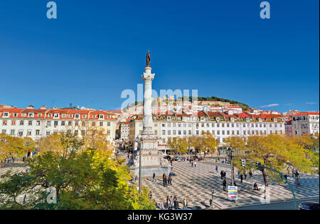 Vista su Piazza Rossio e sul castello di Lisbona Foto Stock