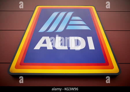 Nuovo design ALDI Süd logo lightbox segno sulla parte esterna del tedesco globale sconto catene di supermercati Foto Stock