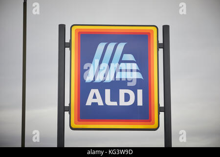 Nuovo design ALDI Süd logo lightbox segno sulla parte esterna del tedesco globale sconto catene di supermercati Foto Stock