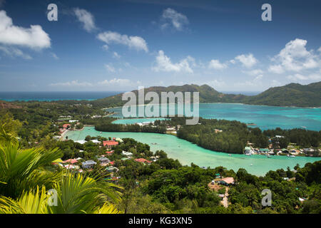 Sey335 delle Seychelles, Praslin, Baie St Anne vista in elevazione da Fond Ferdinand Riserva Naturale Foto Stock