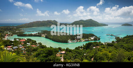 La Seychelles, Praslin, Baie St Anne vista in elevazione della costa da Fond Ferdinand Riserva Naturale, panoramica Foto Stock