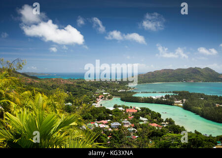 La Seychelles, Praslin, Baie St Anne vista in elevazione da Fond Ferdinand Riserva Naturale Foto Stock