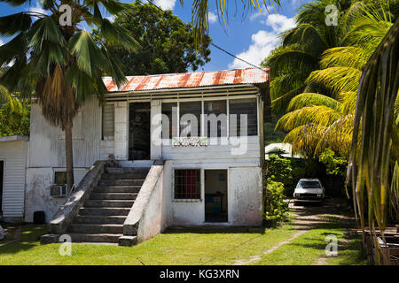 La Seychelles, Praslin, Grand Anse, hardware shop e olio di noce di cocco factory Foto Stock