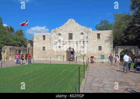 SAN ANTONIO, TEXAS - 6 AGOSTO 2017: Turisti che visitano la cappella della missione di Alamo, l'ex Misi - n San Antonio de Valero, in Alamo Plaza a San Foto Stock