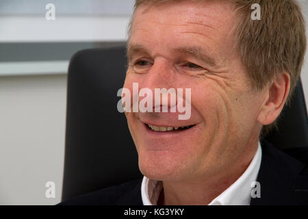 Ex Formule 1 coureur Thierry Boutsen nel suo ufficio a Monaco Ville Foto Stock