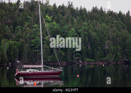 Nova Scotia, Canada - 30 agosto 2017: una tranquilla Bay off dell'Oceano Atlantico su Nova Scotia del litorale sud offre un posto perfetto per le barche a vela t Foto Stock